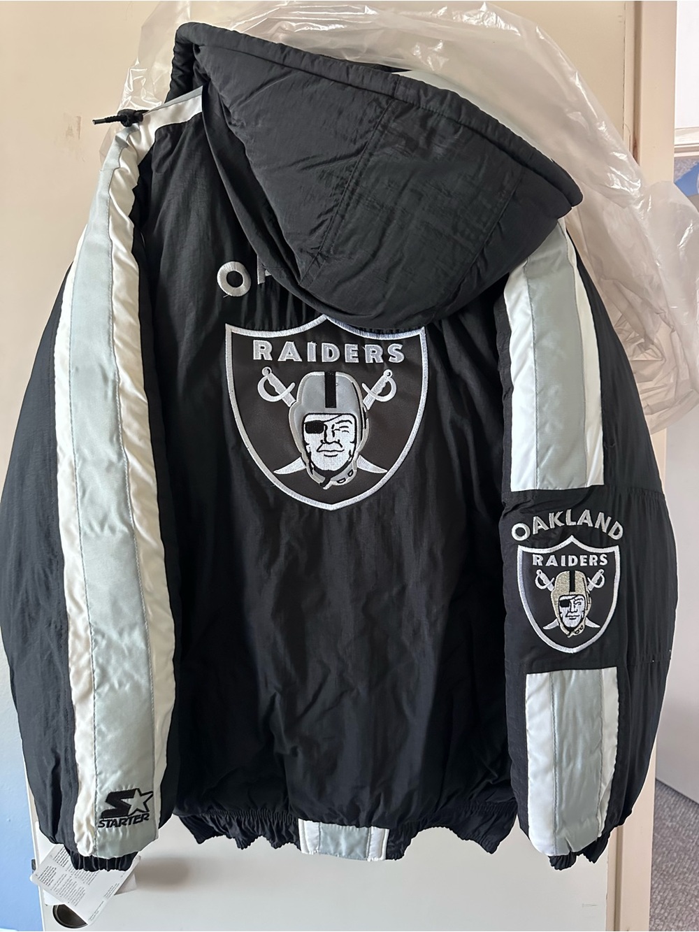 STARTER Vintage 1990s Oakland Raiders Black & Silver Hooded Puffer Jacket NEW